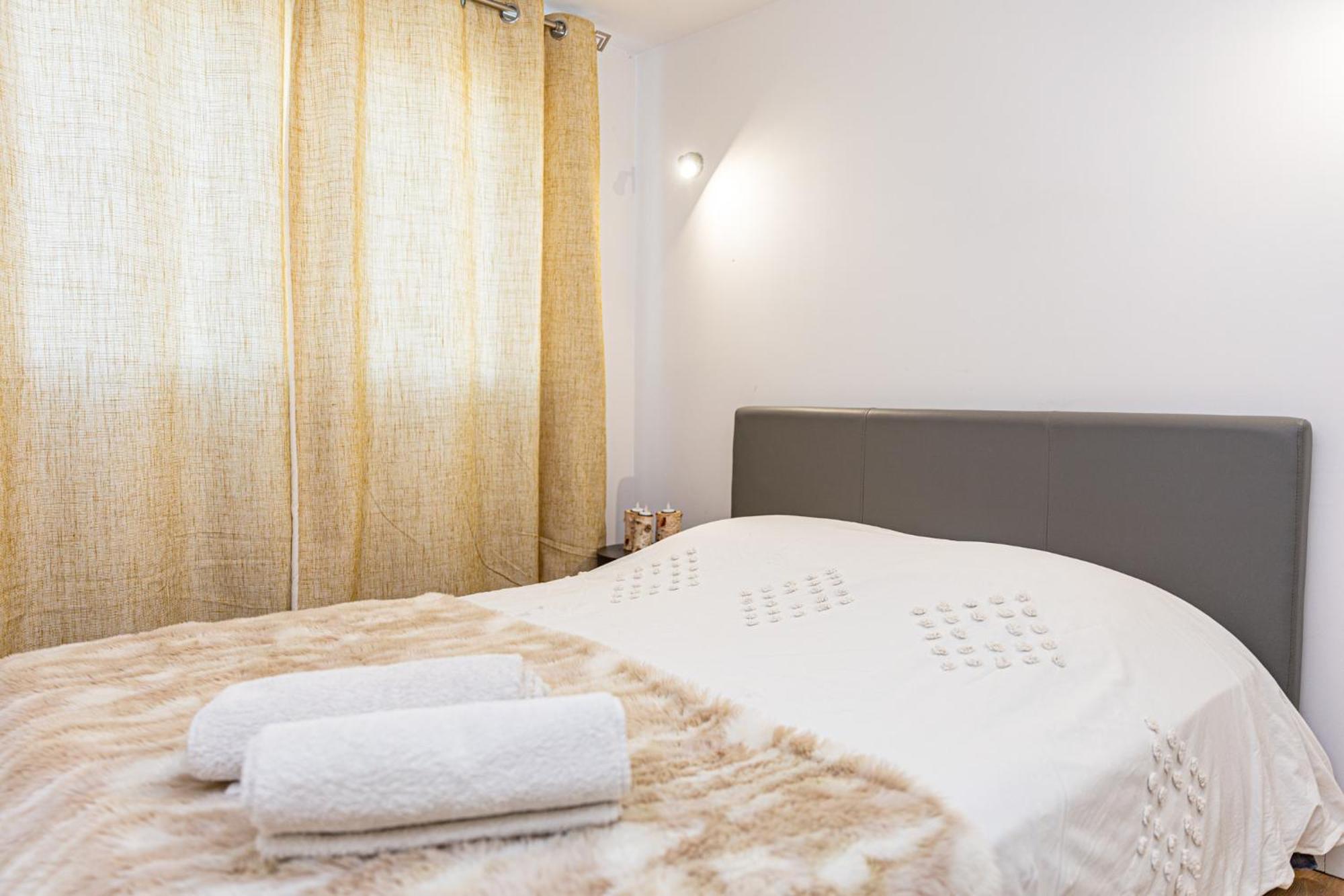 Aparthotel La Nuit Etoilee à Saint-Martin-de-Crau Extérieur photo